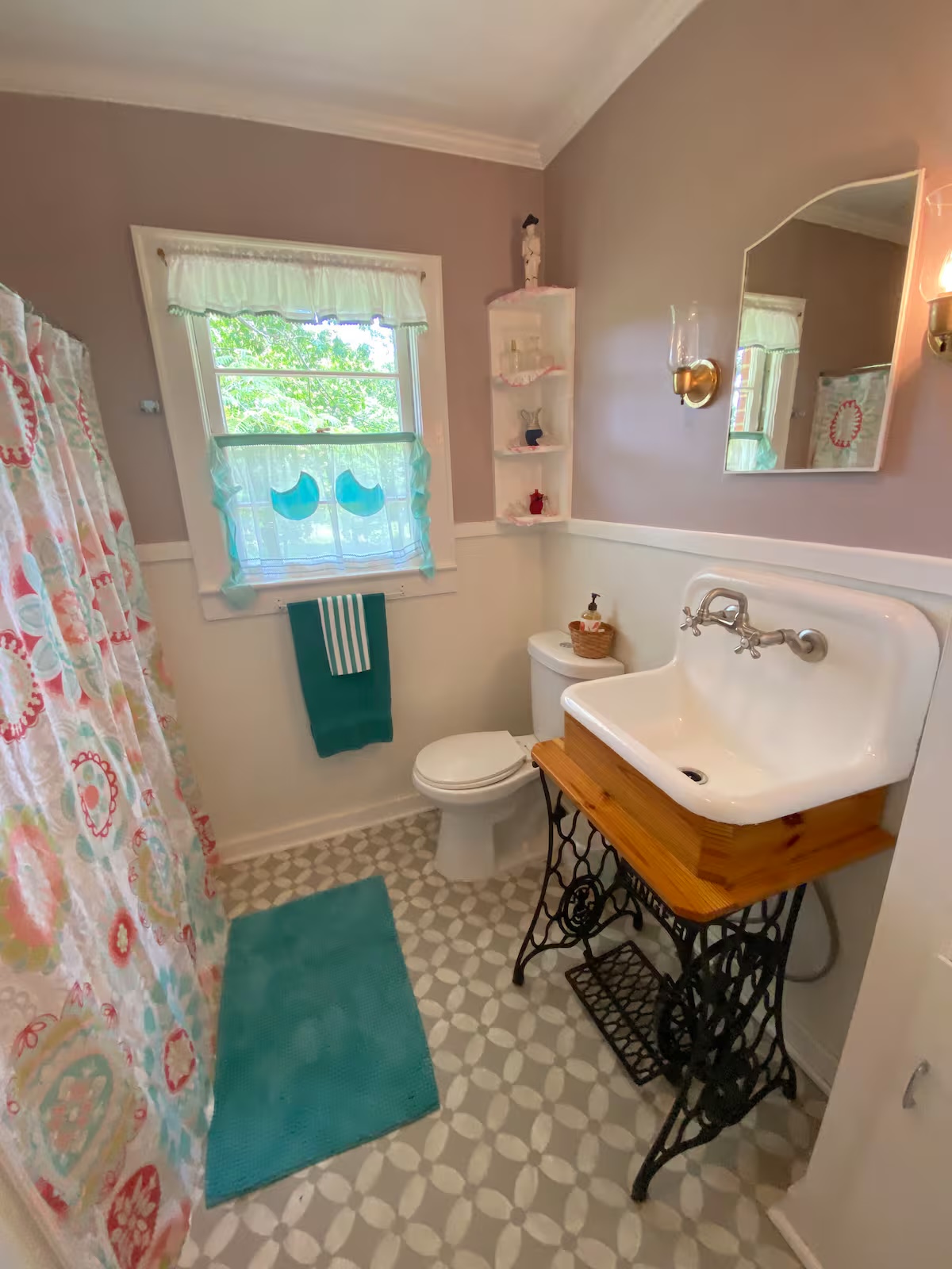 Vintage-style bathroom in Harrison House at The Shed at Papa's Creek
