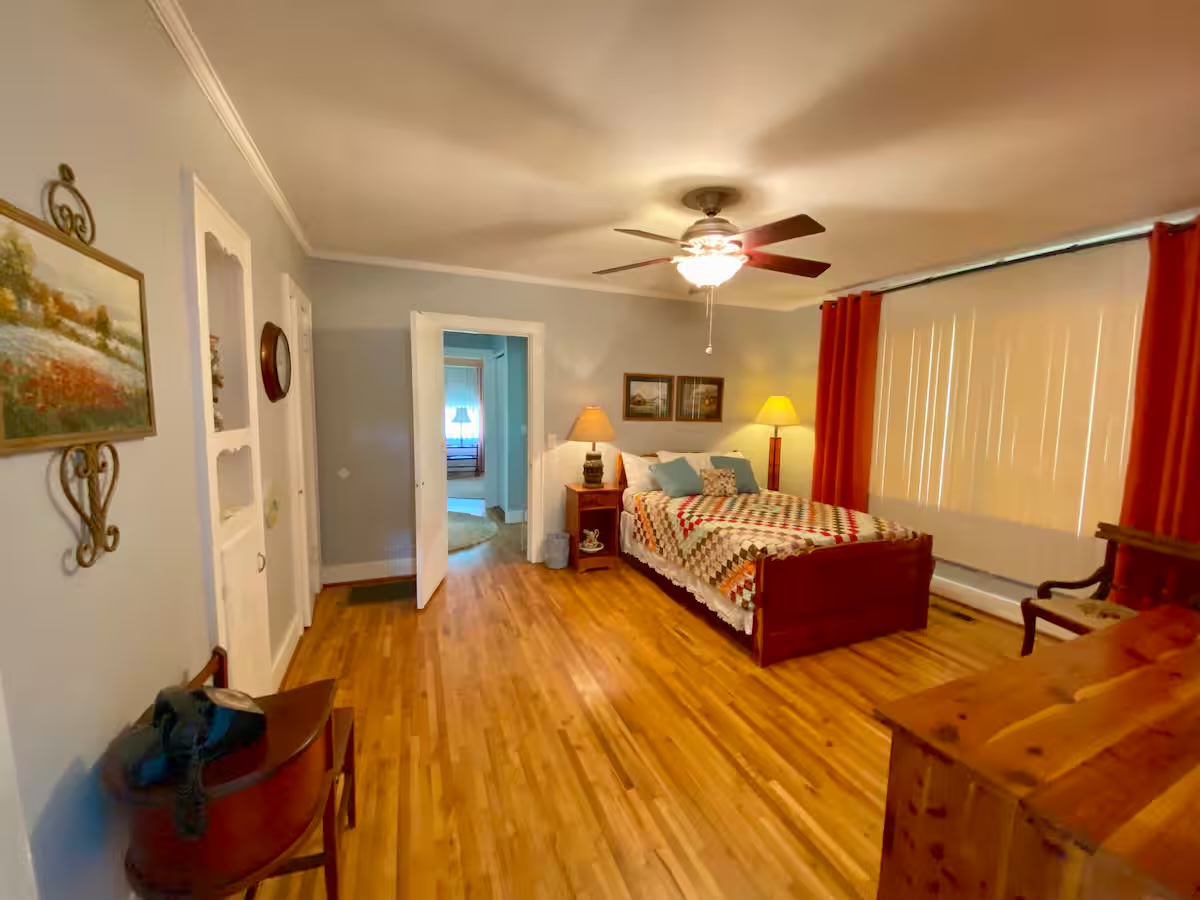 Second guest bedroom and sitting area in Harrison House